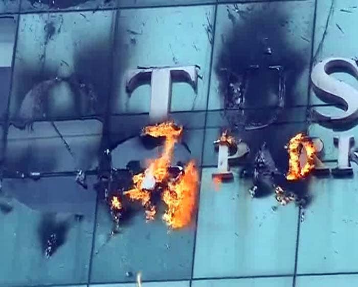 A massive fire broke out at a high-rise building in the Andheri suburb of Mumbai today, trapping a dozen firemen on the rooftop.