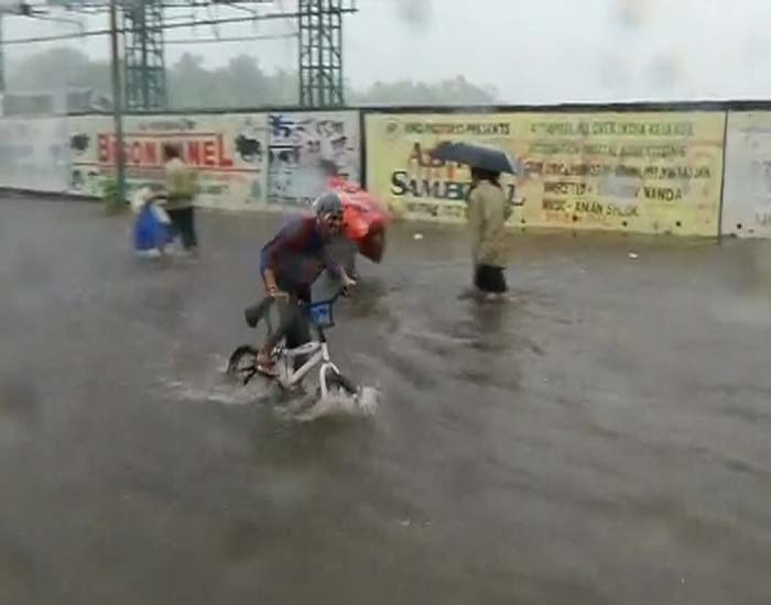 According to officials of the Indian Metro logical Department, the city is expected to receive heavy rainfall for the next 48 hours as the monsoon is likely to get stronger.