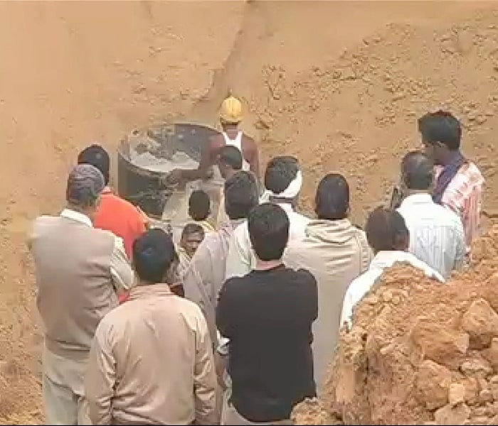 After 2 days of rescue operations where 6 GCB machines dug 80 feet into the earth, the administration has now decided to go in for manual digging as the soil is loose and threatens to collapse under the earth movers. (NDTV photo)