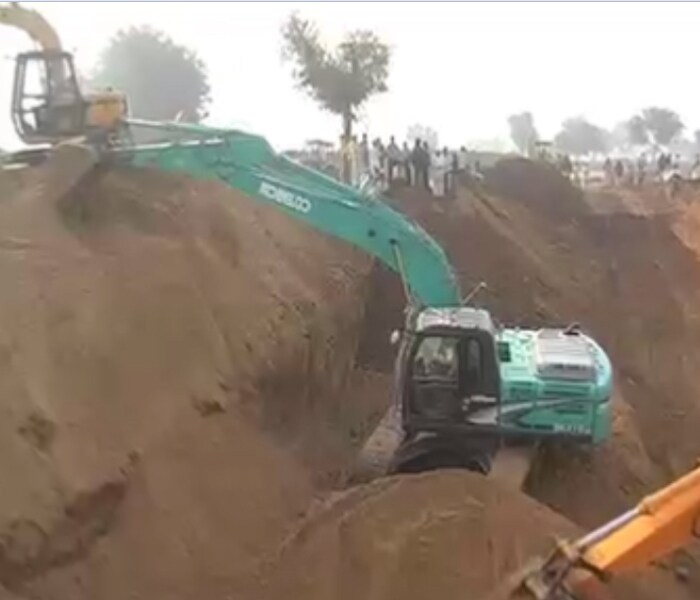 A child specialist present on the site, said the boy was showing no movement and was lying unconscious in the borewell.(NDTV photo)