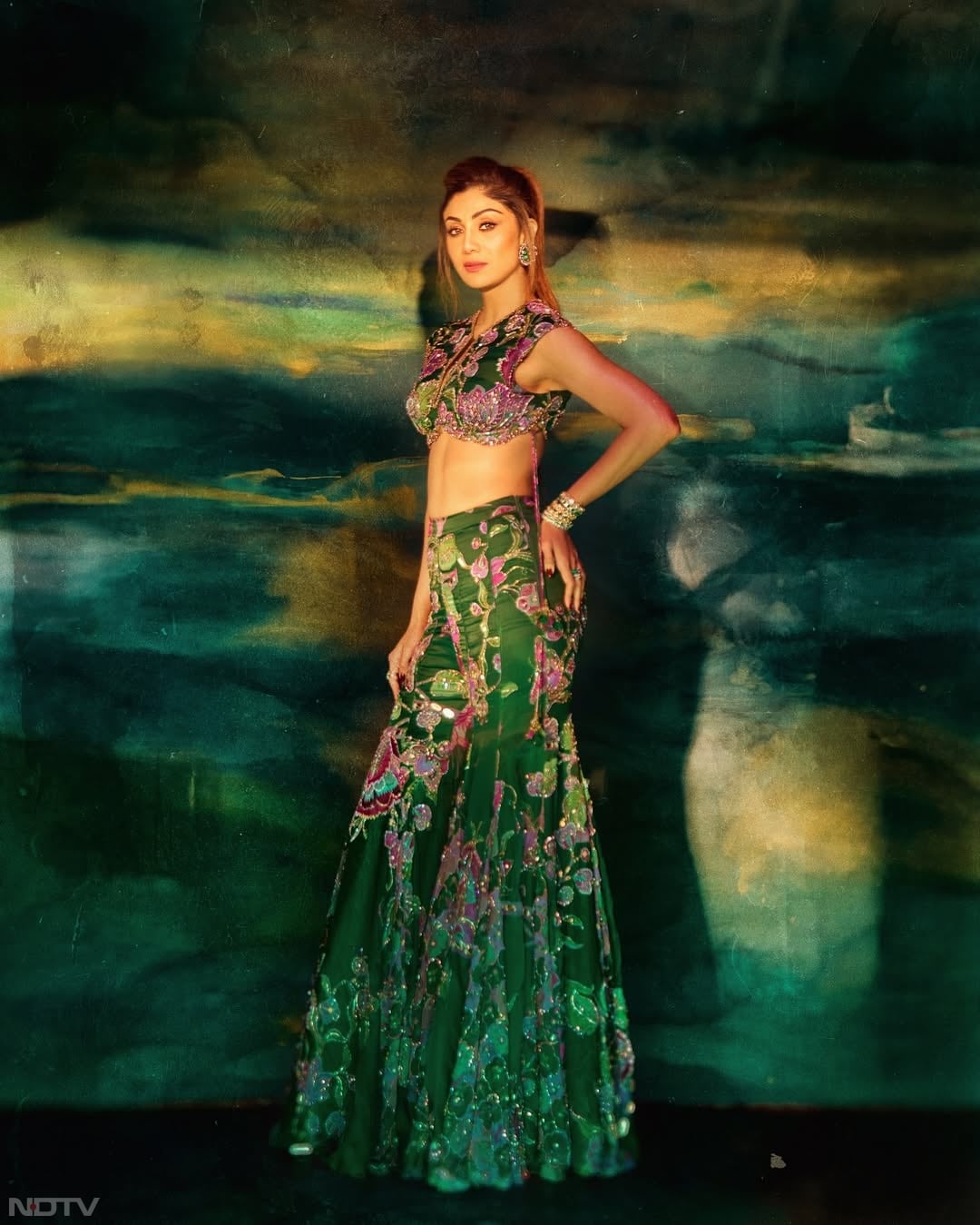 शिल्पा शेट्टी अपने दिन की शुरुआत नोनी जूस के साथ करती हैं , इसके साथ वो लगभग डेढ़ गिलास गुनगुना पानी पीती हैं. theshilpashetty/Instagram