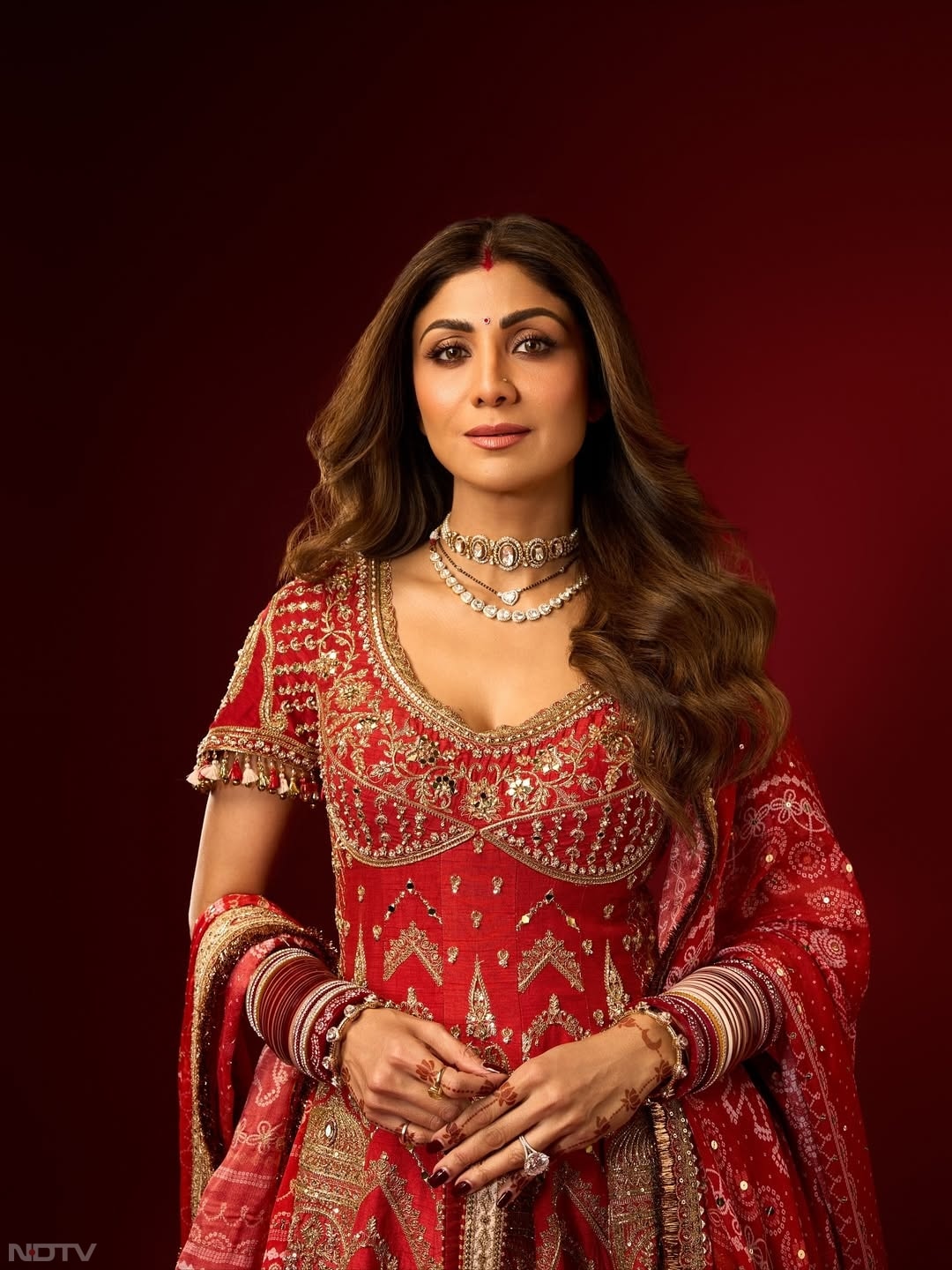 इसके बाद वो ऑयल पुलिंग करती हैं. आपको बता दें कि ये एक आयुर्वेदिक तरीका है जिसमें वह 5-10 मिनट तक ठंडा नारियल तेल मुंह में घुमा कर कुल्ला करती हैं. theshilpashetty/Instagram