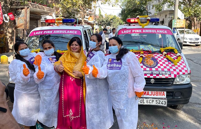 लिंग पूर्वाग्रह को तोड़ना: दिल्ली में महिलाओं के लिए पिंक एम्बुलेंस सेवा शुरू