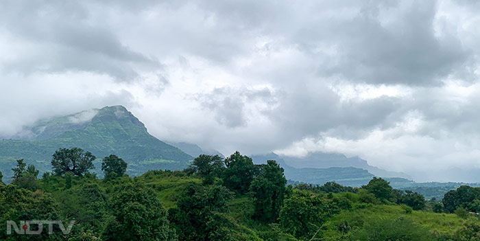 The summit height of the mountain is 5,400 feet (or 1,646 meters) and is located on the border of the Ahmadnagar and Nashik districts. (X/@2x25kVOHE)