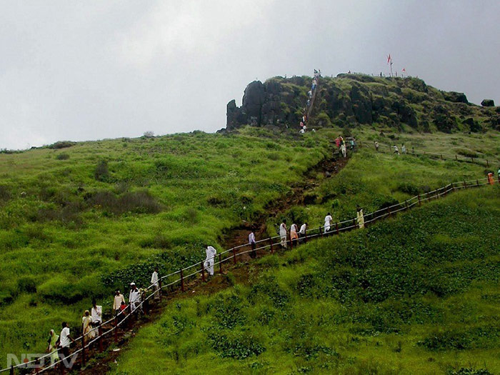 The locals have installed three ladders on the way to make the trekking route to Kalsubai's summit easy. (ahmednagar.nic.in)