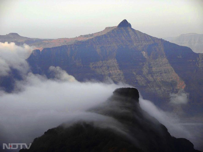 During the monsoon, places are covered with fog, and the wind is very strong at Kalsubai mountain. (ahmednagar.nic.in)