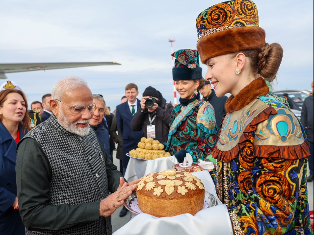 PHOTOS: कृष्ण भजन, लड्डू और केक, PM मोदी का कजान में कुछ इस तरह हुआ स्वागत