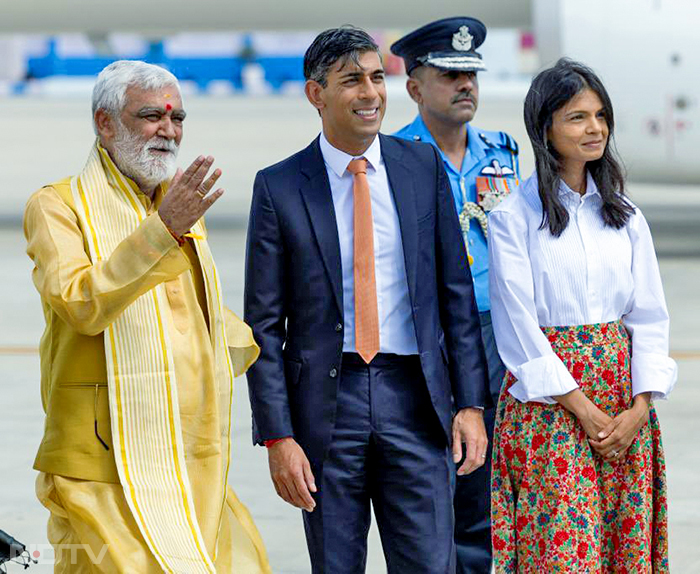 पत्नी अक्षता मूर्ति के साथ सुनक का एयरपोर्ट पर केंद्रीय मंत्री अश्विनी चौबे, भारत में ब्रिटेन के उच्चायुक्त एलेक्स एलिस और वरिष्ठ राजनयिकों ने स्वागत किया. फोटो:एएनआई