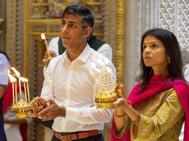 ब्रिटेन के प्रधानमंत्री ऋषि सुनक ने पत्नी संग अक्षरधाम मंदिर में की पूजा-अर्चना