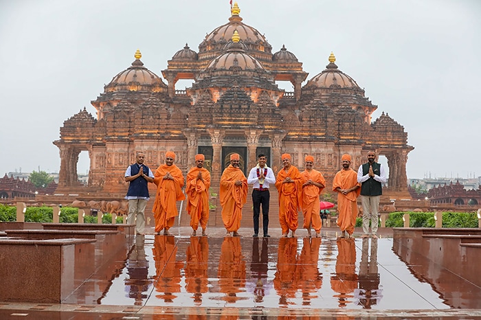 मंदिर के वरिष्ठ नेताओं ने बाचोसनवासी अक्षर पुरुषोत्तम स्वामीनारायण संस्था (बीएपीएस) के आध्यात्मिक नेता महंत स्वामी महाराज की तरफ से एक विशेष संदेश भी जारी किया. सुनक के दौरे के लिए मंदिर और उसके आसपास सुरक्षा कड़ी कर दी गई थी.फोटो: पीटीआई