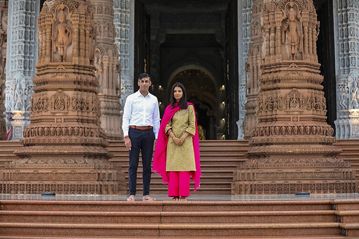 मुख्य मंदिर परिसर में सुनक और उनकी पत्नी ने पवित्र तस्वीरों को नमन किया और कला एवं वास्तुकला की प्रशंसा की. फोटो: पीटीआई