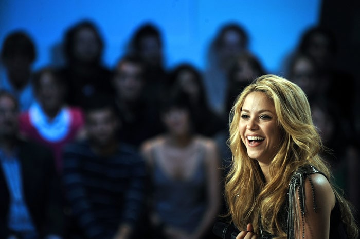 Colombian singer Shakira performs during the &quot;Grand Journal&quot; TV show in Paris, on the set of French TV channel Canal +. (Photo: AP)