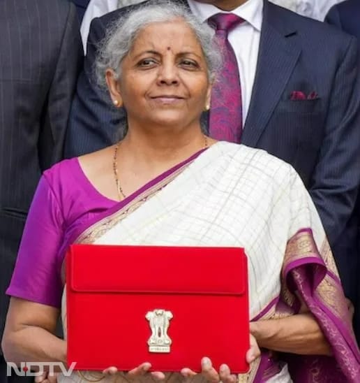 केंद्रीय बजट 2024-25 पेश करते हुए निर्मला सीतारमण ने बैंगनी और सुनहरे बॉर्डर वाली सफेद सिल्क साड़ी चुनी.
