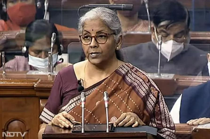 साल 2022 उन्होंने ऑफ-व्हाइट बॉर्डर डिटेलिंग वाली रस्ट ब्राउन बॉमकाई साड़ी पहनी थी.