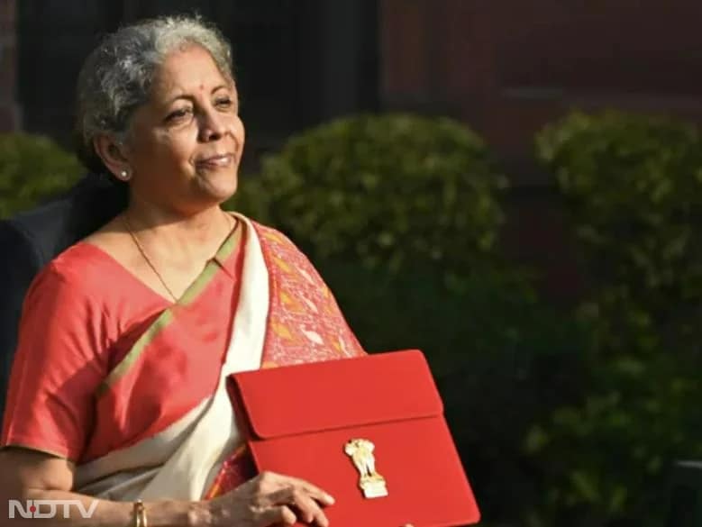 साल 2021 में उन्होंने हरे बॉर्डर वाली लाल और ऑफ-व्हाइट सिल्क पोचमपल्ली साड़ी पहनकर बजट पेश किया था.