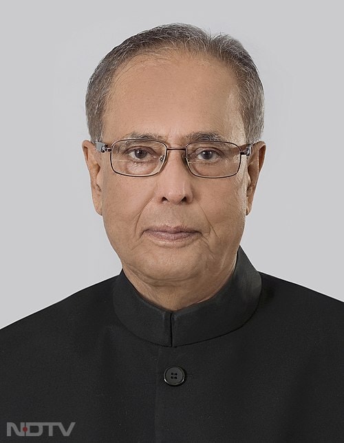 प्रणब मुखर्जी ने पेश किए आठ बजट: पूर्व राष्ट्रपति प्रणब मुखर्जी ने वित्त मंत्री के रूप में अपने कार्यकाल के दौरान 8 बजट भाषण दिए थे. उन्होंने पहले तीन बार 1982, 1983 और 1984 का बजट पेश किया था और फिर फरवरी 2009 से मार्च 2012 के बीच कांग्रेस नेतृत्व वाली यूपीए सरकार में लगातार पांच बजट पेश किए थे. प्रणब मुखर्जी के दो कार्यकालों में भारत का GDP 1982 के $200 बिलियन से बढ़कर 2012 में लगभग $1.83 ट्रिलियन तक पहुँचा, जो भारत की आर्थिक यात्रा में स्थिरता, सुधार और तेज़ी के दो अलग‑अलग युगों को दर्शाता है. photo credit- wikipedia