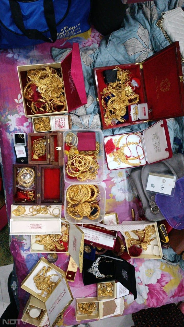 छापेमारी के दौरान मिले गहनों की कीमत कितनी है, ये जानकारी अभी सामने नहीं आई है.