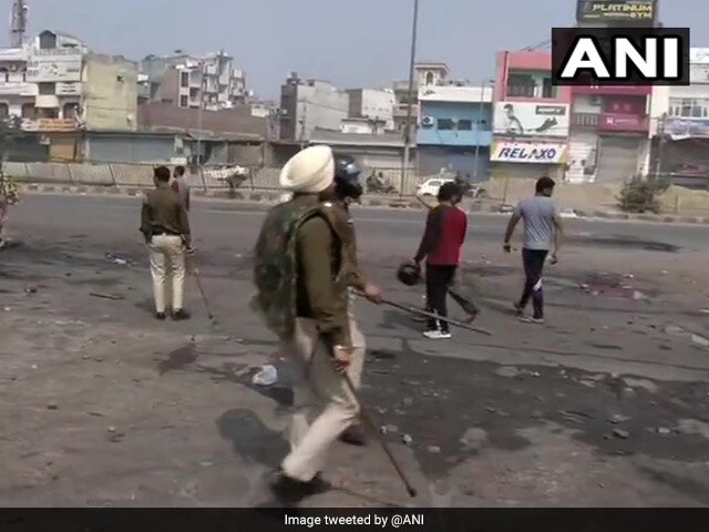 सीएए हिंसा में दहली दिल्ली, सड़कों पर फैले हैं आगजनी, उपद्रव और दहशत के सबूत