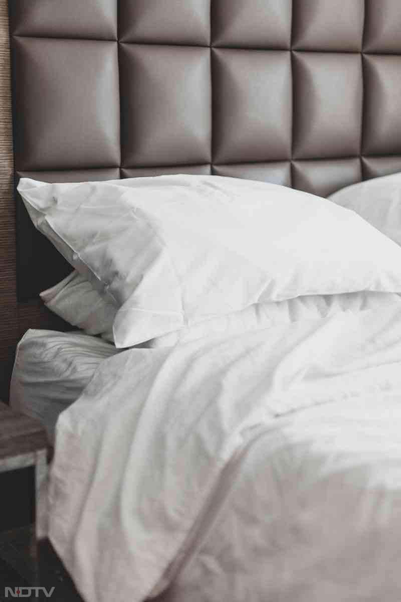 6. कहां रखें - कपूर को कभी भी तकिए के अंदर या बहुत पास न रखें, क्योंकि इसकी महक बहुत स्ट्रॉन्ग होती है.