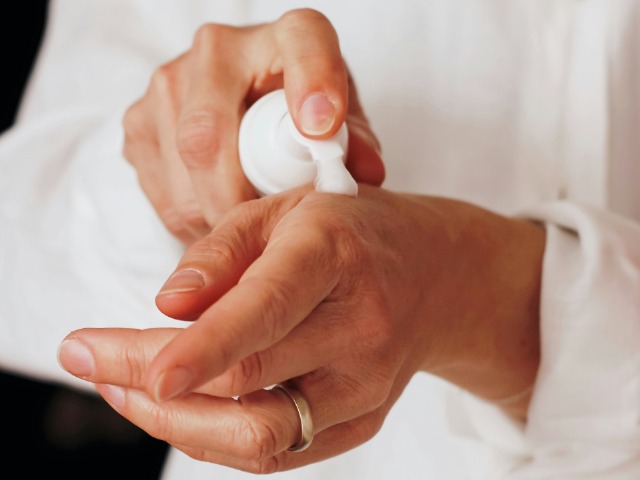 क्या एक्सपायर लोशन या क्रीम लगानी चाहिए? ब्यूटी एक्सपर्ट ने बताया जवाब