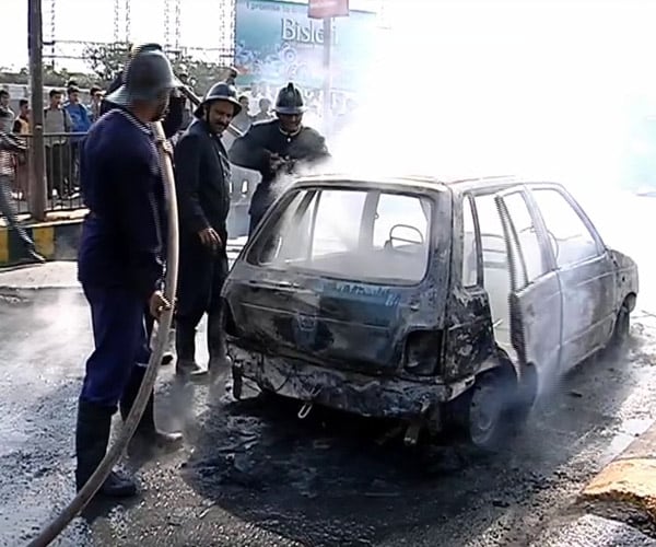 A Maruti 800 car suddenly went up in flames at the Currey Road Bridge in central Mumbai. (NDTV Photo)