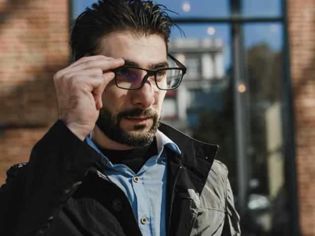 आंखों को कमजोर बना देती हैं ये आदतें