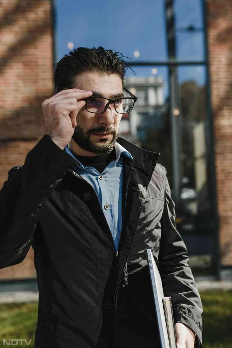 अगर आप अपनी आंखों को बार-बार रगड़ते हैं तो इससे मायोपिया और ग्लूकोमा की स्थिति खराब हो सकती है, जिसका सीधा असर आपकी आंखों की रोशनी पर पड़ता है. Pic Credit- Pexels