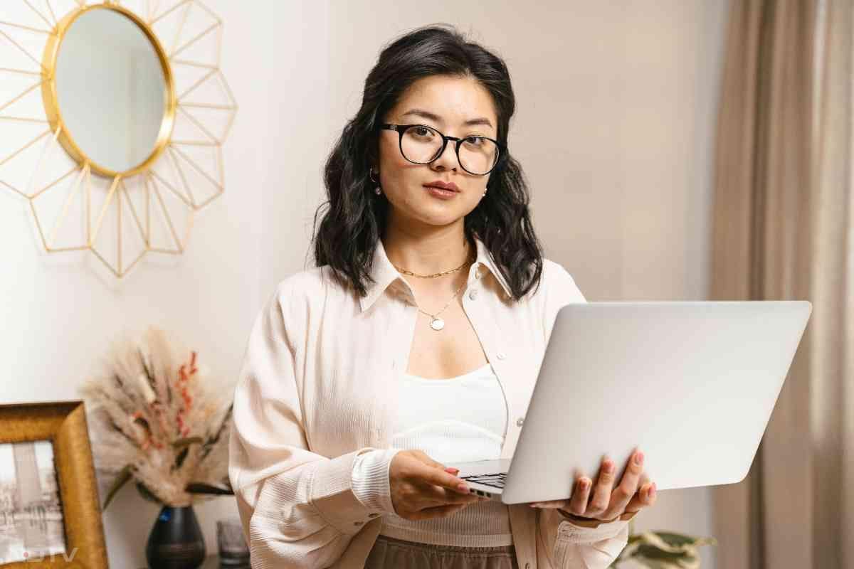 कंप्यूटर पर लंबे समय तक काम करने या स्मार्टफोन स्क्रॉल करने से आंखें ड्राई हो जाती हैं, धुंधली आंखों की रोशनी और अन्य स्वास्थ्य संबंधी समस्याएं हो सकती हैं. Pic Credit- Pexels