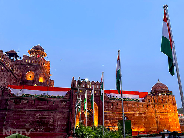 लाल किले से आज प्रधानमंत्री नरेंद्र मोदी का दसवां संबोधन होगा. संबोधन से पहले लाल किले को तिरंगे और खूबसूरत फूलों से सजाया गया है. फोटो: पीटीआई