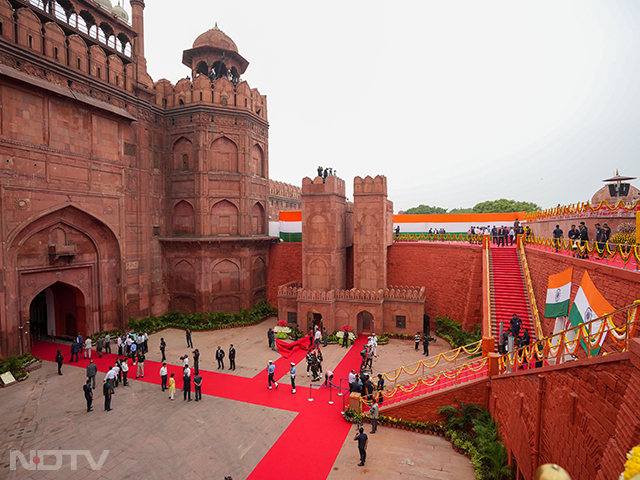 मंगलवार, 15 अगस्त, 2023 को नई दिल्ली में देश के 77वें स्वतंत्रता दिवस पर प्रधानमंत्री नरेंद्र मोदी के संबोधन से पहले लाल किले पर सुरक्षा के कड़े इंतजाम किए गए हैं. फोटो: पीटीआई