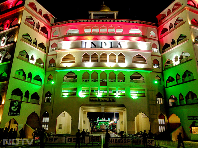 इससे पहले स्वतंत्रता दिवस की पूर्व संध्या पर अटारी बाघा सीमा का द्वार राष्ट्रीय ध्वज के रंगों से रोशन हुआ.  फोटो: पीटीआई