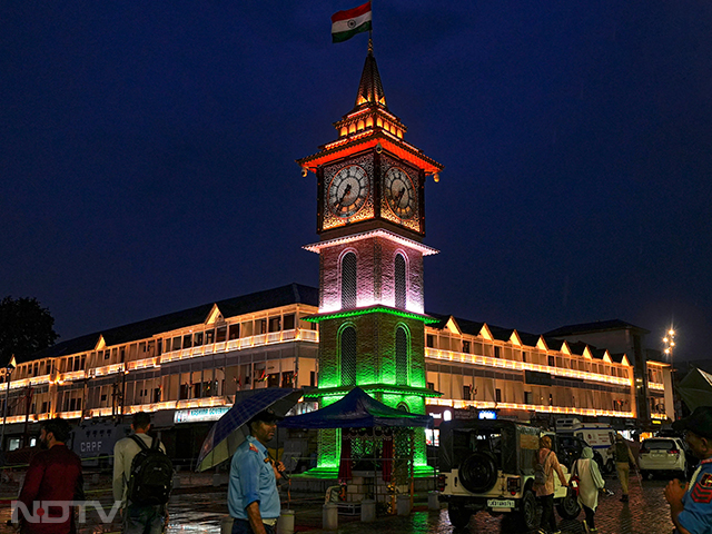 श्रीनगर के लाल चौक पर 77वें स्वतंत्रता दिवस की पूर्व संध्या पर नव-पुनर्निर्मित ऐतिहासिक क्लॉक टॉवर को राष्ट्रीय ध्वज के रंगों में रोशन किया गया. फोटो: पीटीआई
