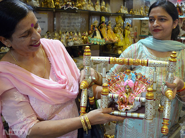 गुरूग्राम के सदर बाजार मार्केट में भी जन्माष्टमी त्योहार की धूम देखी जा सकती है. फोटो: एएनआई