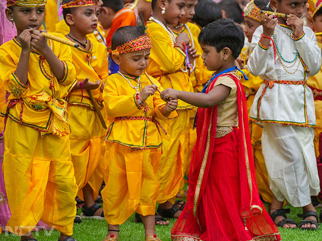 नागपुर के एक स्कूल में कृष्ण जन्माष्टमी उत्सव से पहले छात्र दही हांडी खेलते हुए. फोटो: एएनआई