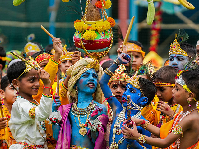 दही हांडी उत्सव के दौरान शिवाजी शिक्षण संस्थान के छात्र कृष्‍ण की वेशभूषा में नजर आए. फोटो: एएनआई