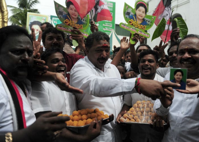 Assembly Elections 2016: Supporters Cheer For Jayalalithaa and Mamata Banerjee