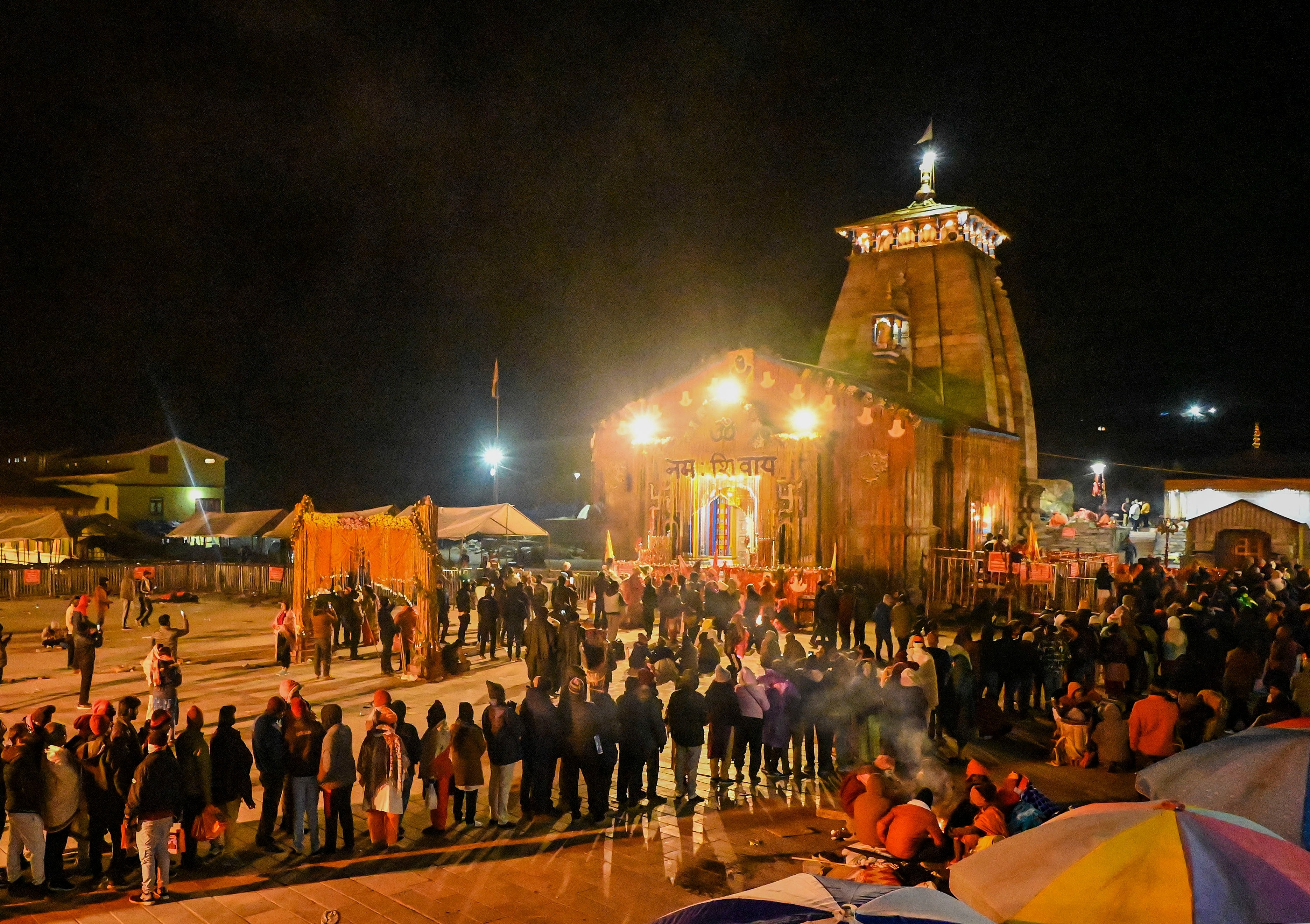 केदारनाथ मंदिर में शिव के दर्शन के लिए रात से ही भक्‍त लम्‍बी लम्‍बी लाइनों में लगे हुए नजर आ रहे हैं.फोटो: पीटीआई