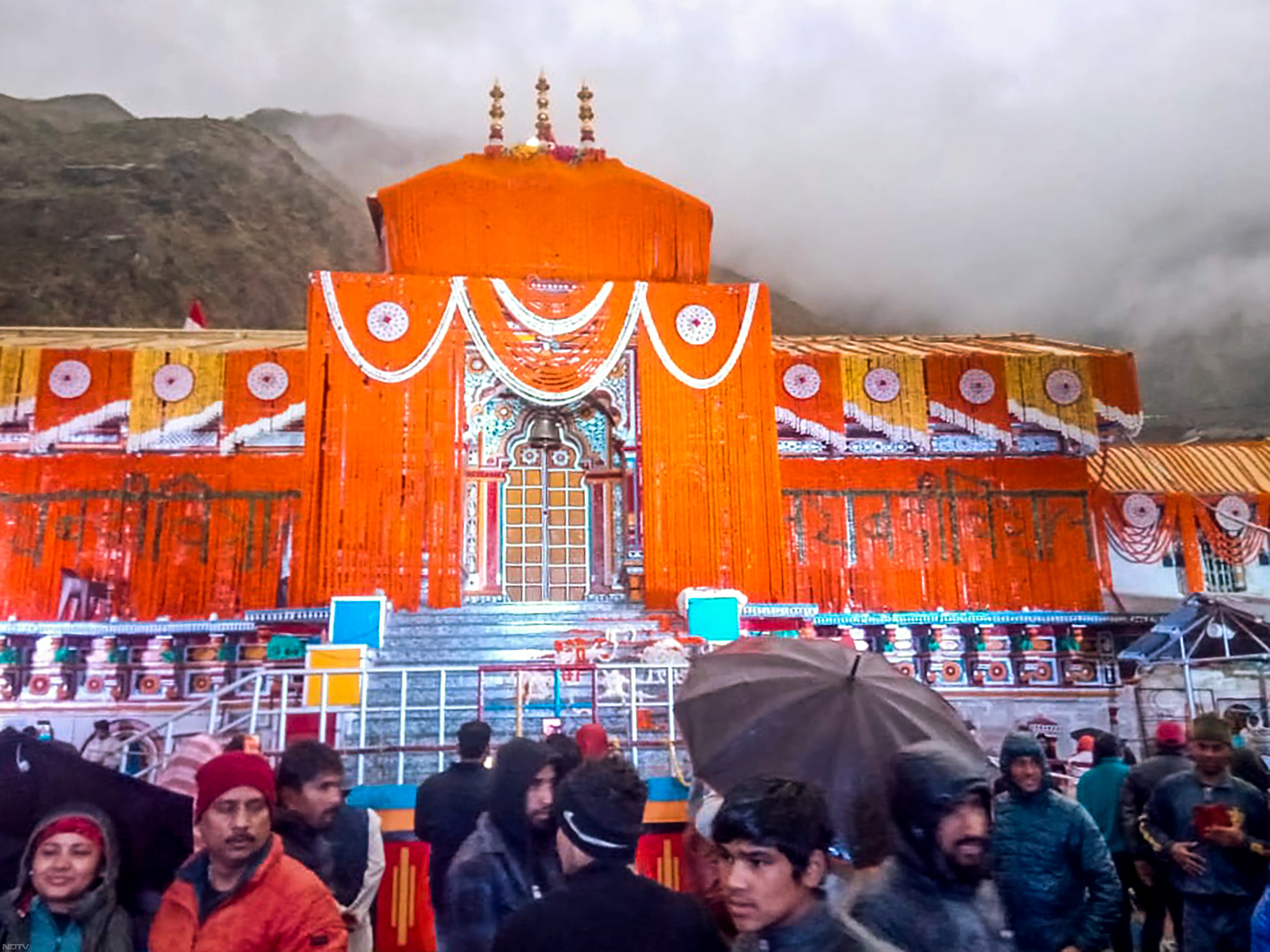 भक्तों के लिए बद्रीनाथ मंदिर को गेंदे के फुलों से सजाया गया. फोटो: पीटीआई