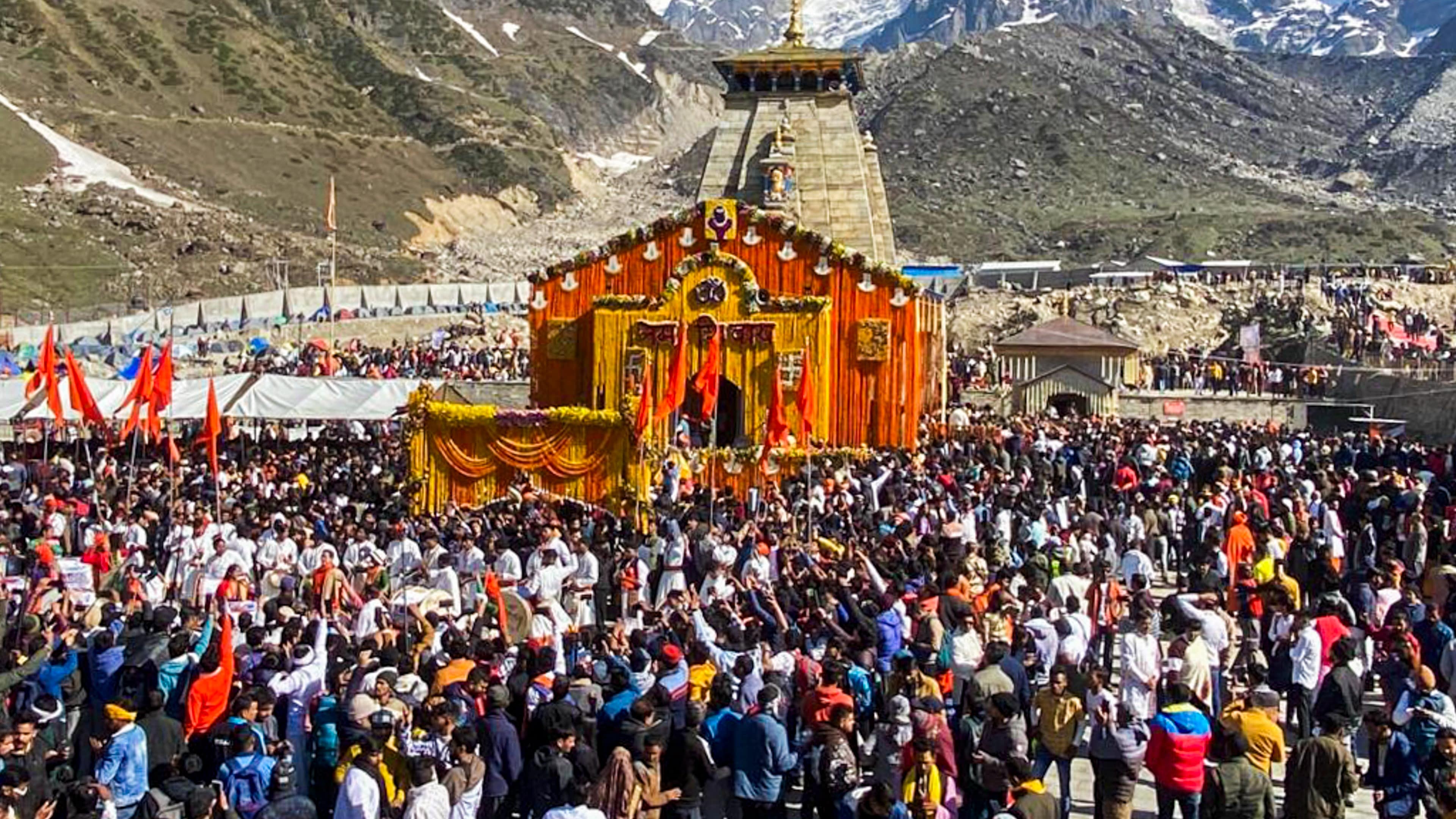 बद्रीनाथ मंदिर के बाहर भक्‍तों की भारी भीड़ देखी जा सकती है. फोटो: पीटीआई