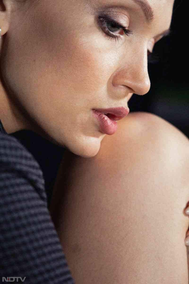 नियमित इस्तेमाल से टैनिंग और हल्के दाग धीरे धीरे कम होने लगते हैं.