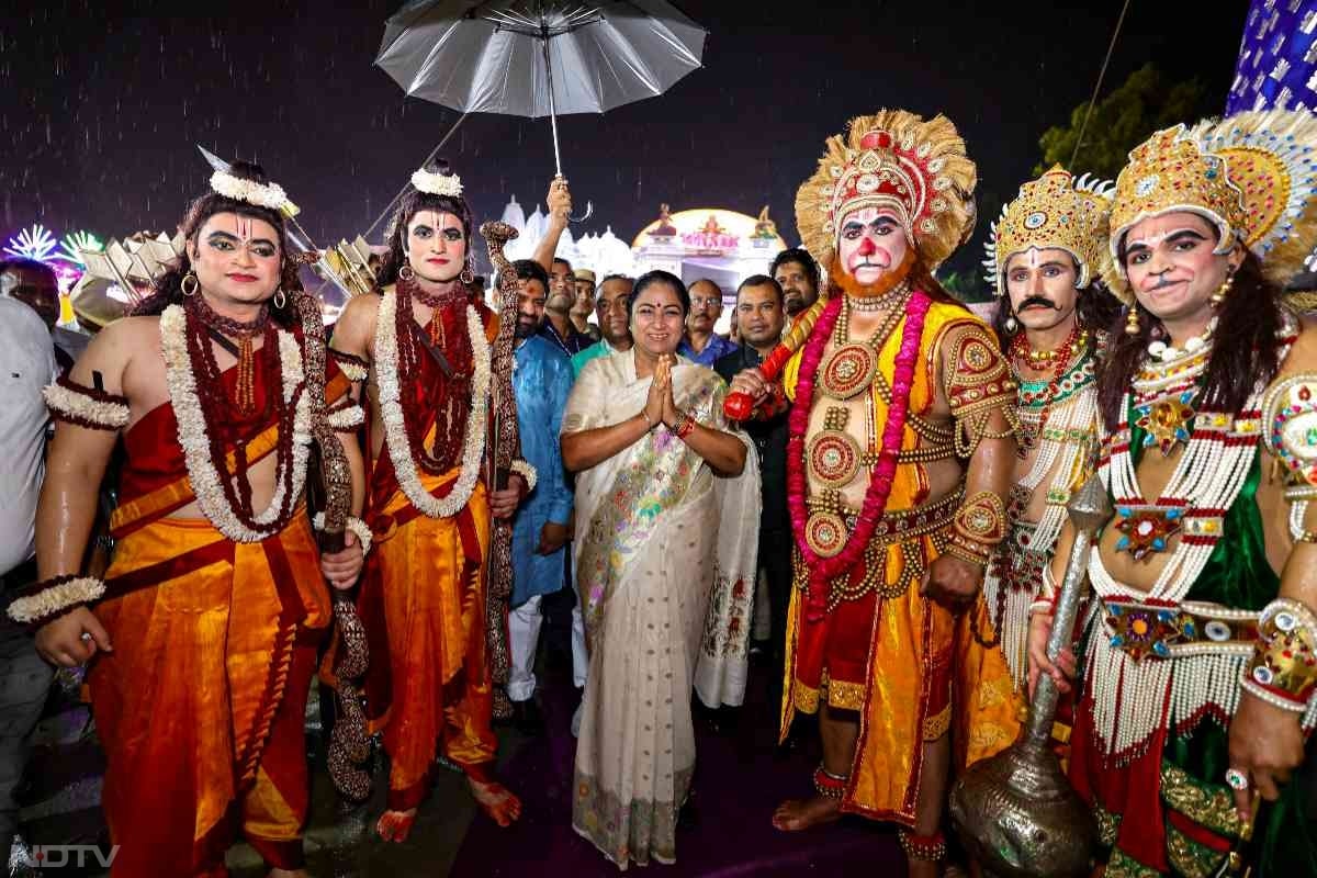 विजयदशमी के मौके पर दिल्ली की सीएम रेखा गुप्ता लाल किले की मशहूर रामलीला में शामिल हुईं.