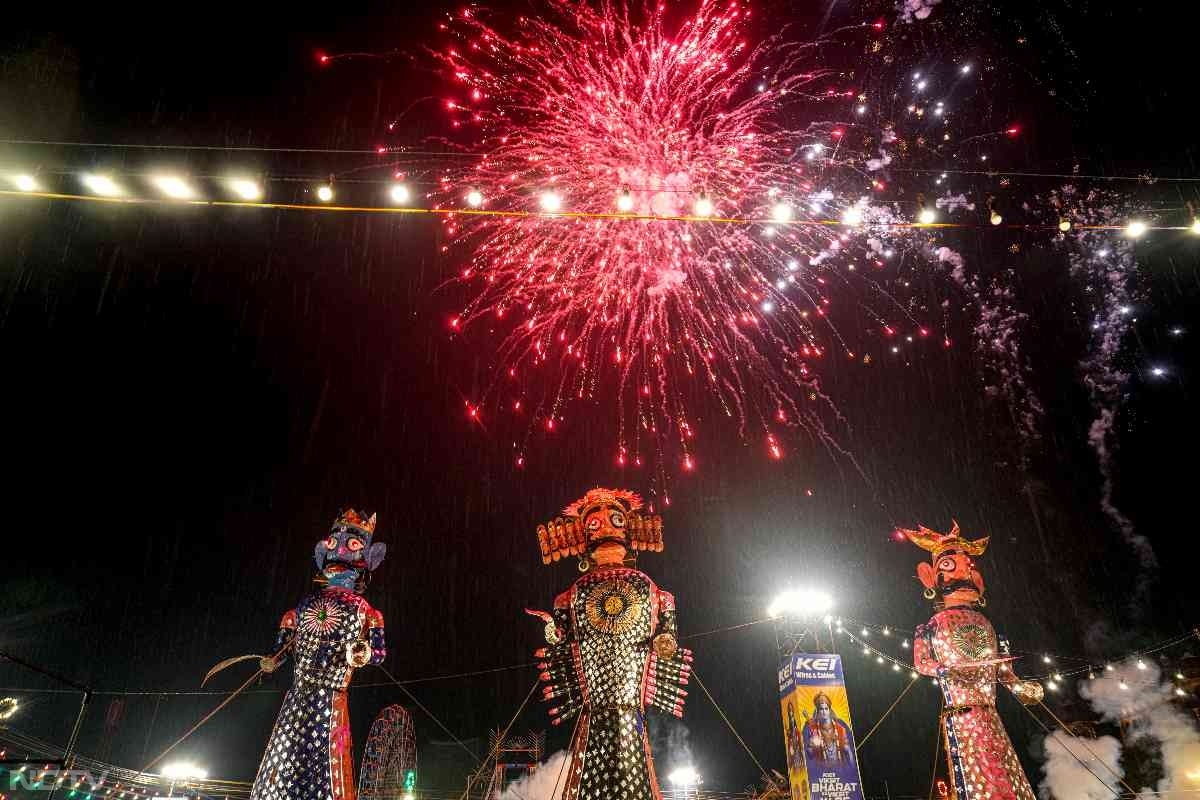 दशहरा बुराई पर अच्छाई की जीत को दर्शाता है और इसी का संदेश देता है.