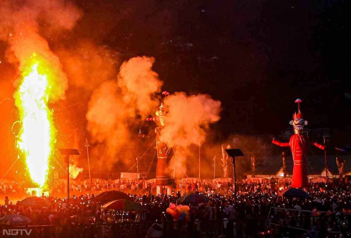 अगर आप भी किसी वजह से इस बार दशहरा नहीं देख पाए हैं तो इन तस्वीरों में आप दशहरे का आनंद ले सकते हैं.