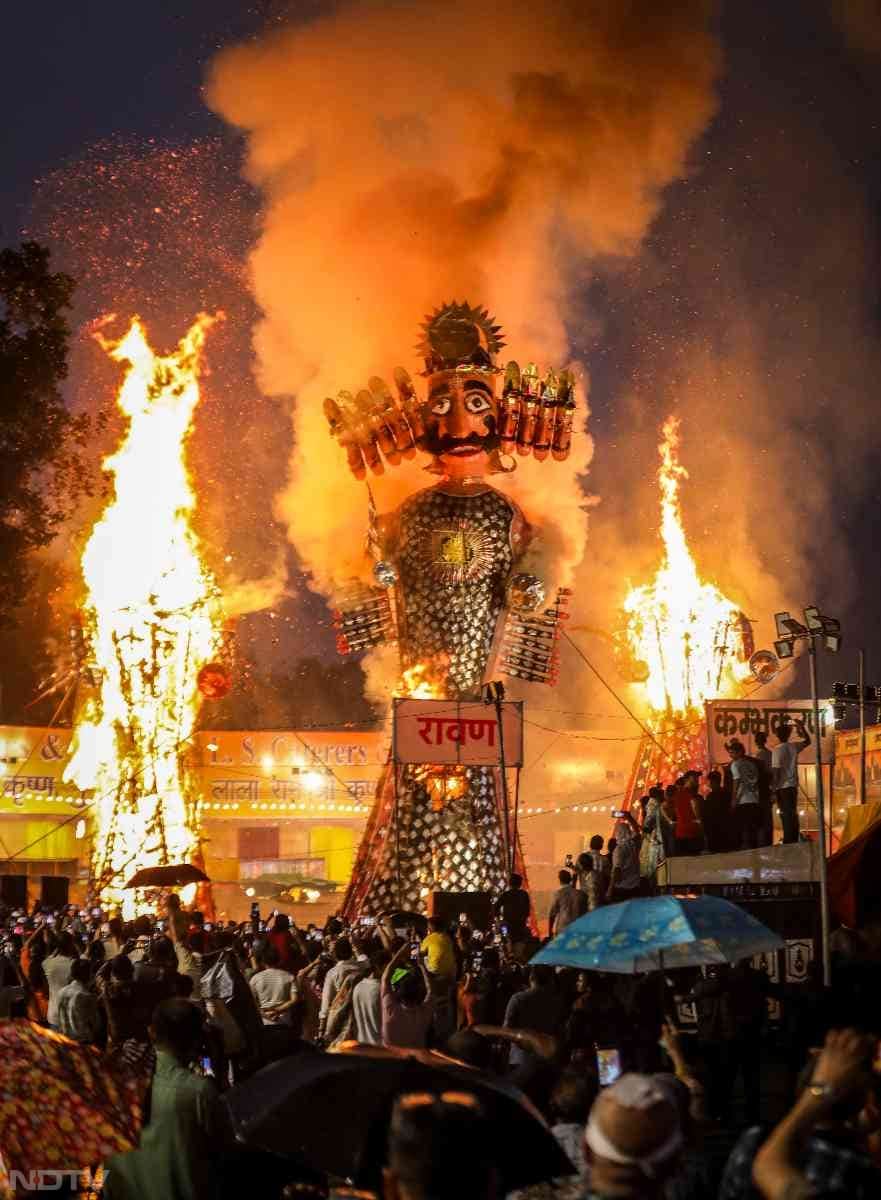 हालांकि, इस बार सभी जगह रावण दहन इसलिए मुश्किल हो गया था क्योंकि नोर्थ इंडिया के कई हिस्सों में बारिश हुई थी.