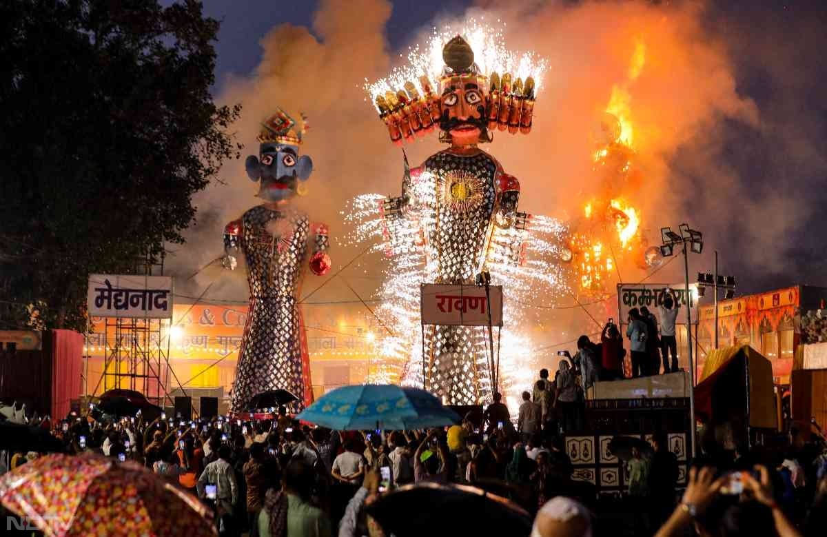 इसके बाद भी कई जगहों पर रावण का दहन किया गया और हमेशा की तरह इस त्योहार को मनाया गया.