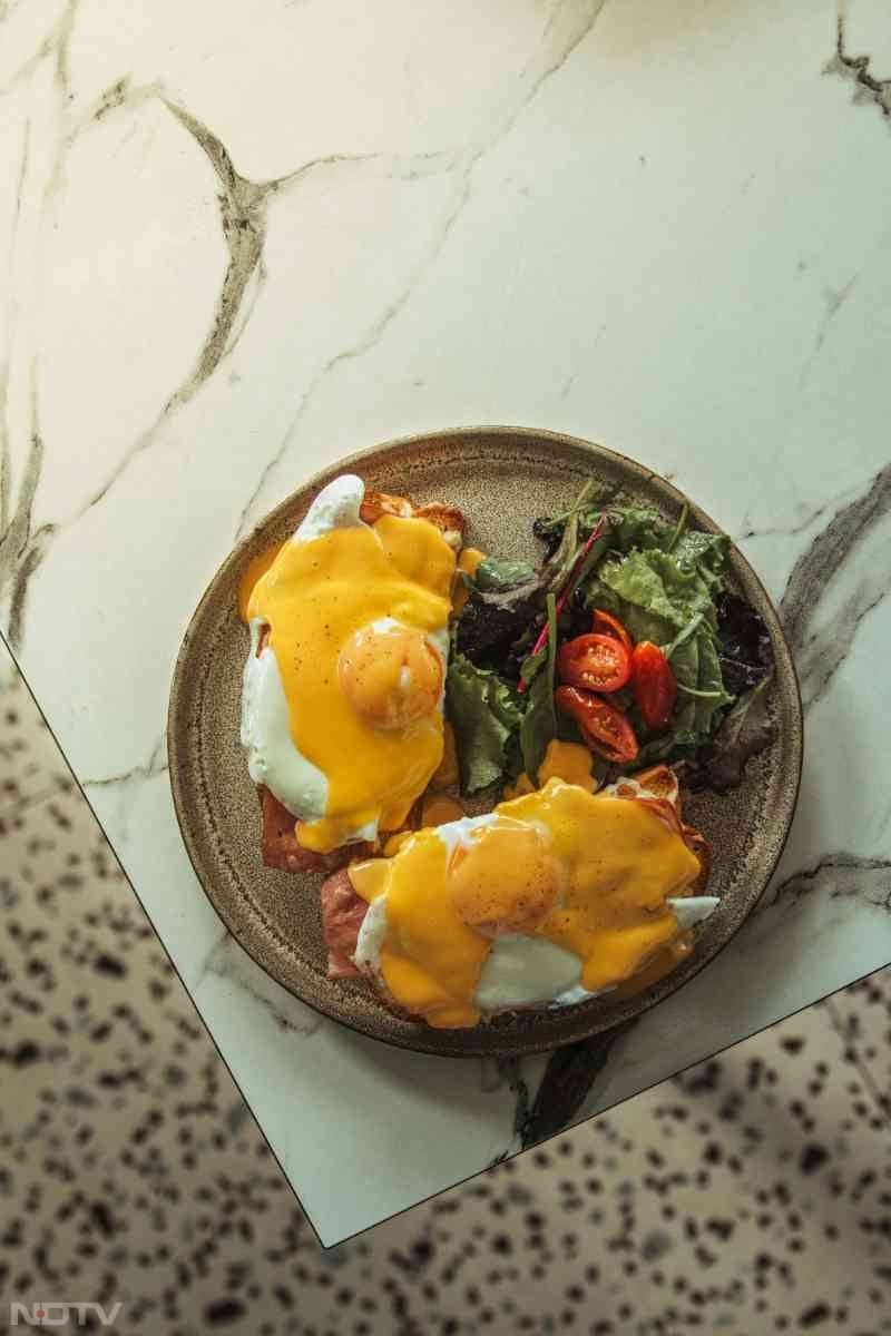 एक पैन में मक्खन डालें, फिर उसमें सारी सब्जियां और अदरक डालें, अच्छे से 2 मिनट पकाएं.