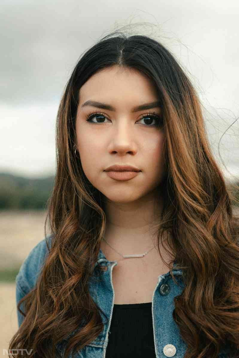 हल्दी में मौजूद एंटी इंफ्लेमेटरी गुण चहरे की सूजन को कम करने में मदद करते हैं.