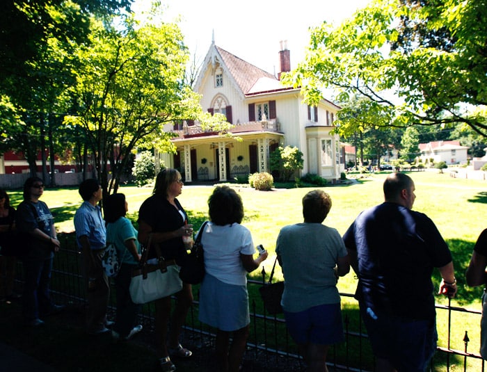 The Chelsea Clinton wedding stories made international headlines for weeks together and finally on the D day, People swarmed the Delamater Inn waiting for the guests to arrive. (AP Photo)