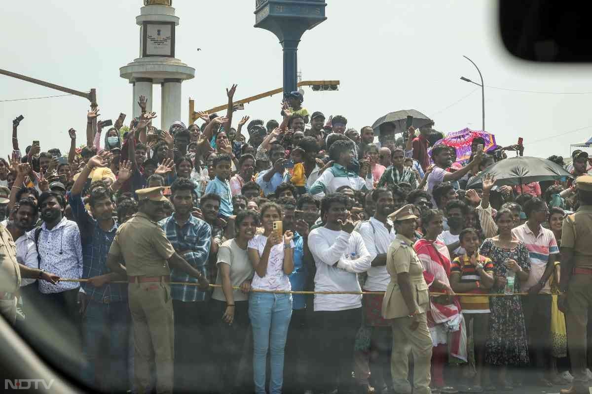 भारतीय वायु सेना द्वारा 15 लाख दर्शकों को जुटाने के लक्ष्य से लिम्का बुक ऑफ वर्ल्ड रिकॉर्ड बनाने के लिए एयर शो का आयोजन किया गया था. लेकिन भीड़ और यातायात प्रबंधन को लेकर चेन्‍नई सिटी पुलिस और स्थानीय प्रशासन पर कई सवाल उठाए जा रहे हैं. तस्वीर में आप अनियंत्रित भीड़ को देख सकते हैं.