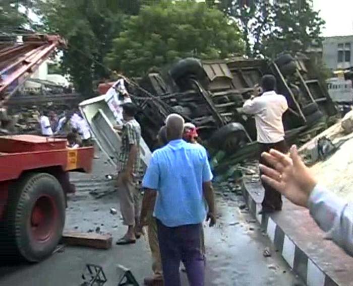 Bus falls off flyover in Chennai, 30 passengers injured